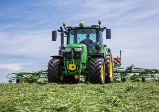 Traktory z napędem 4WD John Deere 6130R