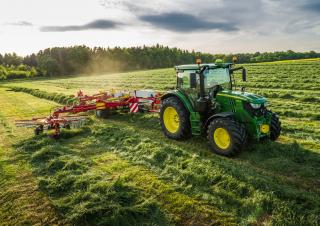 Traktory z napędem 4WD John Deere 6130R