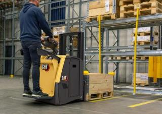 Wózki paletowe Elektryczne wózki paletowe platformowe Caterpillar NPV20N3D