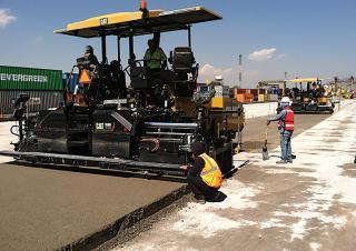 Gąsienicowe rozściełacze asfaltu Caterpillar AP655F