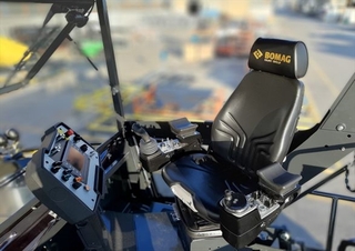 Gąsienicowe rozściełacze asfaltu Bomag BF 800 C 3 S 500