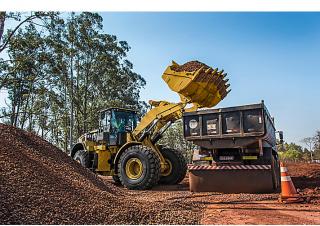 Ładowarki kołowe Caterpillar 966L