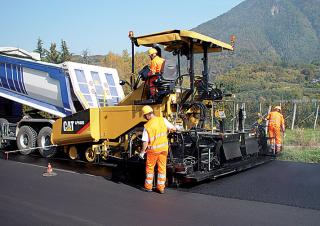Kołowa betoniarka drogowa Caterpillar AP600D