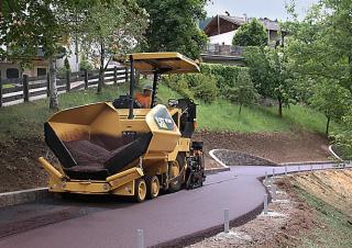 Kołowa betoniarka drogowa Caterpillar AP300F