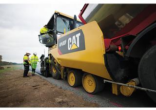 Kołowa betoniarka drogowa Caterpillar AP600F