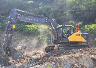 Koparki gąsienicowe Volvo EC230F L