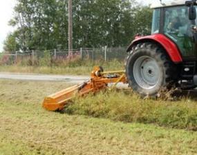 Urządzenia do letnich robót komunalnych Sprzęt do prac letnich/Kosiarki skarpowe Berti TA/P 180