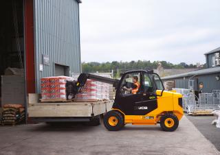 Ładowarki teleskopowe JCB TLT30D 
