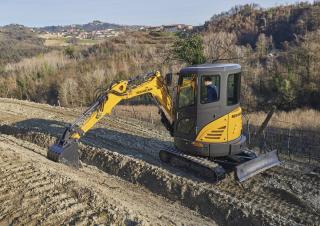 Minikoparki New Holland E26C