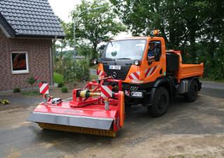 Urządzenia do letnich robót komunalnych Zamiatarki uliczne Mocowane zamiatarki Dücker SFK 2400