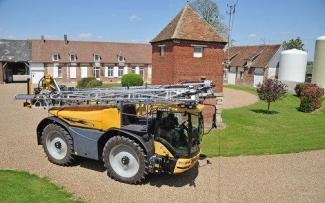 Opryskiwacze samojezdne Challenger RoGator 635