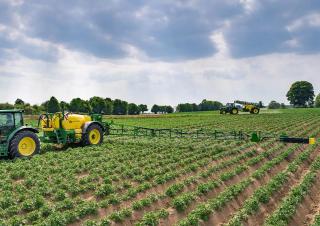 Opryskiwacze zaczepiane John Deere R740i