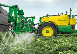 Opryskiwacze zaczepiane John Deere R740i