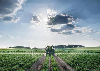 Opryskiwacze zaczepiane John Deere R740i