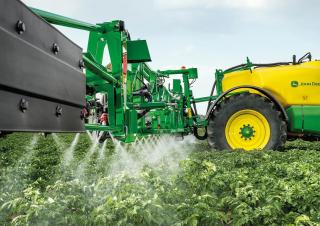 Opryskiwacze zaczepiane John Deere R740i