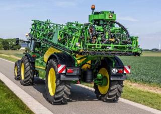 Opryskiwacze zaczepiane John Deere R975i