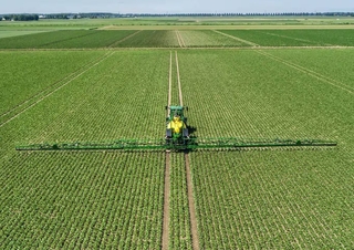Opryskiwacze zaczepiane John Deere R975i