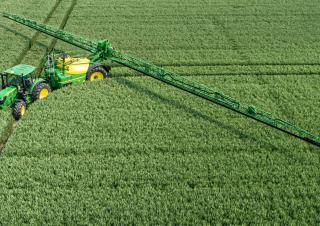 Opryskiwacze zaczepiane John Deere R975i