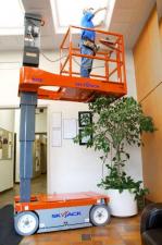 Podnośniki koszowe teleskopowe Kołowe platformy robocze z masztem pionowym Skyjack SJ 12
