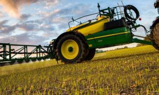Opryskiwacze zaczepiane John Deere R 962 i