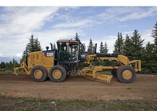 Równiarki Caterpillar 120M2