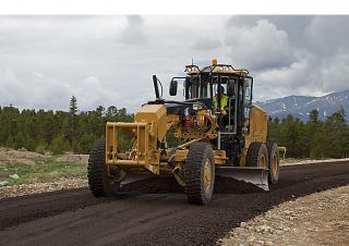 Równiarki Caterpillar 120M2