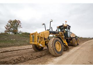 Równiarki Caterpillar 140 AWD