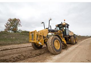 Równiarki Caterpillar 140