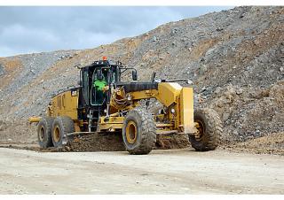Równiarki Caterpillar 18M3