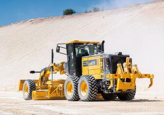 Równiarki Komatsu GD675-7E0