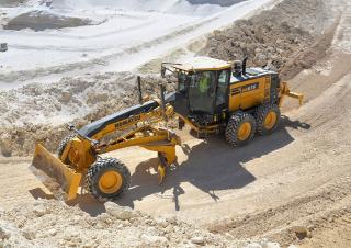 Równiarki Komatsu GD675-7E0