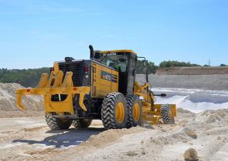 Równiarki Komatsu GD675-7E0
