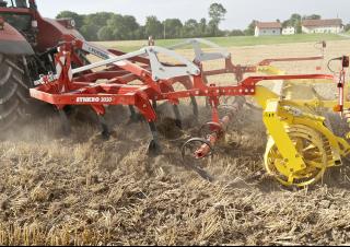 Spulchniacze Pöttinger Synkro 3030 nova