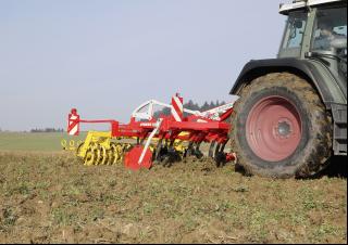 Spulchniacze Pöttinger Synkro 3030 nova