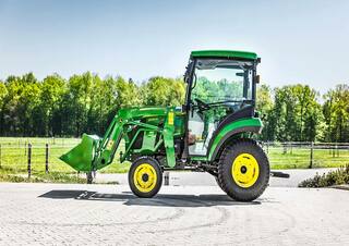 Pojazdy Traktory miejskie z zaczepem przednim John Deere 2032 R