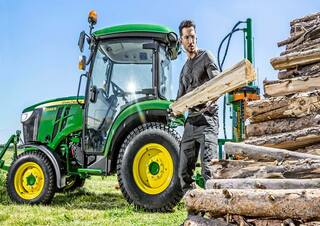 Pojazdy Traktory miejskie z zaczepem przednim John Deere 3046 R