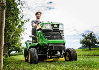 Kosiarki Samojezdne i Traktory Ogrodowe John Deere X370
