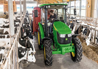 Traktory z napędem 4WD John Deere 5075E