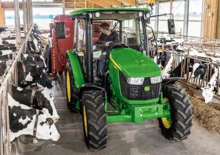 Traktory z napędem 4WD John Deere 5075E