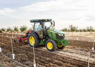Traktory z napędem 4WD John Deere 5075EN