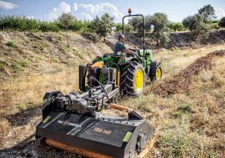 Traktory z napędem 4WD John Deere 5090GL