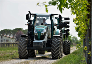 Traktory z napędem 4WD Arbos 5100