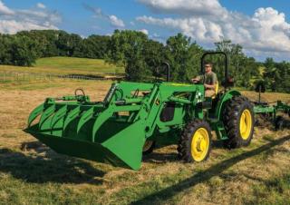 Traktory z napędem 4WD John Deere 5100E 