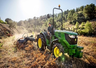 Traktory z napędem 4WD John Deere 5105GL