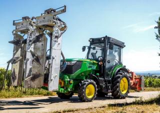 Traktory z napędem 4WD John Deere 5105GV