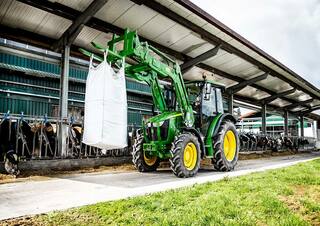 Traktory z napędem 4WD John Deere 5105M