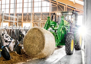 Traktory z napędem 4WD John Deere 5125M