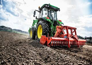 Traktory z napędem 4WD John Deere 5125M