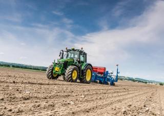Traktory z napędem 4WD John Deere 6100M 