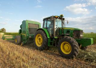 Traktory z napędem 4WD John Deere 6105J